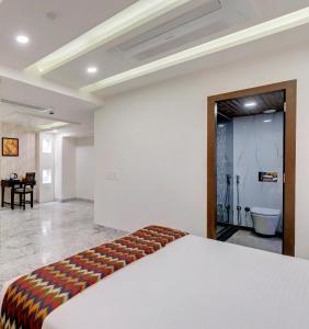 Un pat sau paturi într-o cameră la Click Collection Jaipur