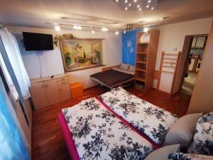 ein kleines Zimmer mit einem Bett und einem Sofa in der Unterkunft Ferienwohnung Kaiserblick Kössen in Kössen