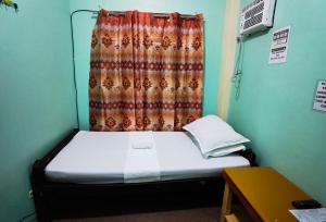 Postel nebo postele na pokoji v ubytování RedDoorz at D128 Lodge Cagayan Valley