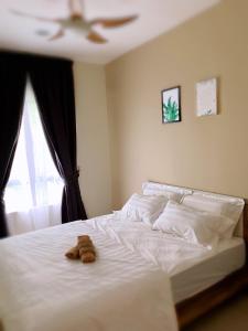 怡保的住宿－Aries Homestay，卧室配有白色的床和吊扇