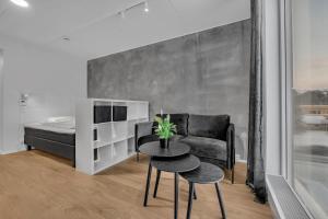 una sala de estar con un sofá y una mesa en TotalApartments Stakkevollvegen Studio, en Tromsø 20 fotos más