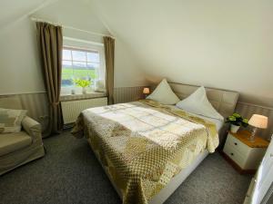 a bedroom with a bed and a window and a couch at Hasselberger Huus in Hasselberg