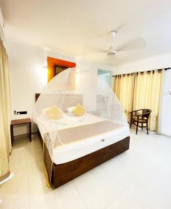 una grande camera da letto con un grande letto in una stanza di Dambulla Rock Arch a Dambulla
