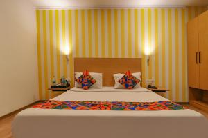 Postel nebo postele na pokoji v ubytování FabHotel Chattarpur Enclave - Near Chattarpur Metro Station