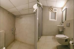 Koupelna v ubytování FabHotel Chattarpur Enclave - Near Chattarpur Metro Station