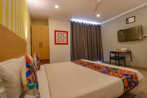 Postel nebo postele na pokoji v ubytování FabHotel Chattarpur Enclave - Near Chattarpur Metro Station