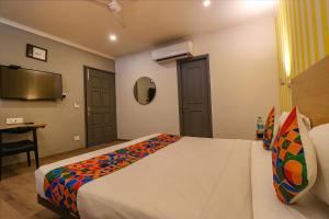Postel nebo postele na pokoji v ubytování FabHotel Chattarpur Enclave - Near Chattarpur Metro Station