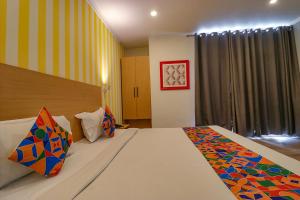 Postel nebo postele na pokoji v ubytování FabHotel Chattarpur Enclave - Near Chattarpur Metro Station