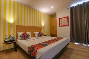 Postel nebo postele na pokoji v ubytování FabHotel Chattarpur Enclave - Near Chattarpur Metro Station + 17 fotografií