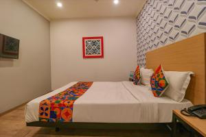 Giường trong phòng chung tại FabHotel Chattarpur Enclave
