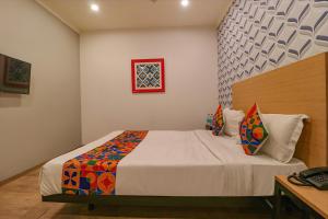 Postel nebo postele na pokoji v ubytování FabHotel Chattarpur Enclave - Near Chattarpur Metro Station