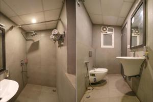 Koupelna v ubytování FabHotel Chattarpur Enclave - Near Chattarpur Metro Station