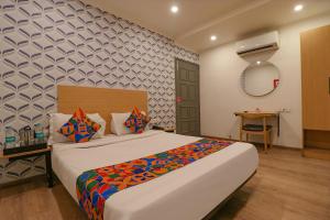 Postel nebo postele na pokoji v ubytování FabHotel Chattarpur Enclave - Near Chattarpur Metro Station