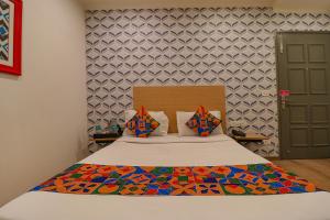Postel nebo postele na pokoji v ubytování FabHotel Chattarpur Enclave - Near Chattarpur Metro Station