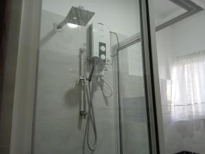 una doccia in un bagno con una porta in vetro di Alex Home Stay a Kandy