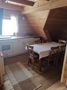 Kuchyňa alebo kuchynka v ubytovaní Apartament NA PIĘTERKU