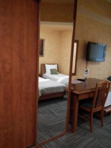 Uma televisão e/ou sistema de entretenimento em Hotel Kerber