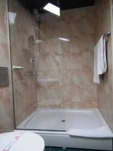 Uma casa de banho em Hotel Kerber