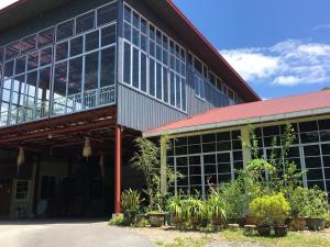 um grande edifício com plantas em frente em Badul Homestay em Musi