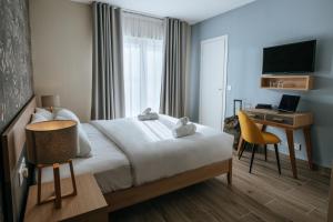 um quarto de hotel com uma cama e uma secretária com um computador em Ta' Tereza In Manwel Dimech em Sliema