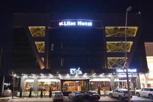 埃爾比勒的住宿－Lilac Hotel，蓝色的酒店,前面设有停车场