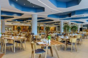 Reštaurácia alebo iné gastronomické zariadenie v ubytovaní Lyttos Mare