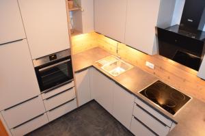 Una pequeña cocina con fregadero y estufa. en Apart Anna, en Pfunds 6 fotos más