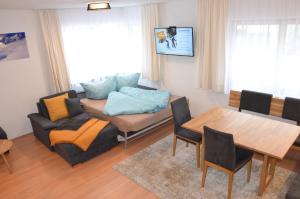 una sala de estar con un sofá y una mesa en Apart Anna, en Pfunds
