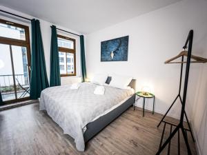 سرير أو أسرّة في غرفة في ⋙ Stilvolle Wohnung mit 2 Schlafzimmern & Balkon ⋘