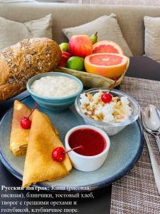 talerz jedzenia z tostami, dżemem i owocami w obiekcie TatarInn Hotel w Kazaniu