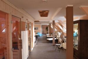 corridoio con soggiorno e divano di Hotel Thüringenschanze a Oberhof