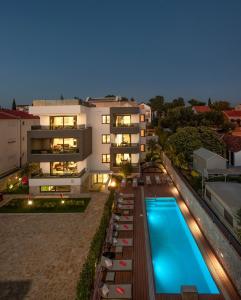 - une vue extérieure sur un bâtiment avec une piscine dans l'établissement Villa Ivan, à Sveti Filip i Jakov