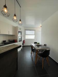 cocina con mesa y sillas en una habitación en Arco´s Apartment 1, en Ponta Delgada