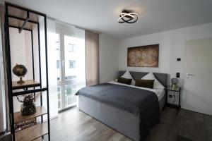 1 dormitorio con cama y ventana grande en Stylisches Apartment im Herzen von Dresden + Parkplatz + Netflix + Self Check-in, en Dresden
