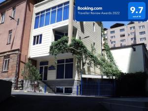 Το κτήριο όπου στεγάζεται  το hostel