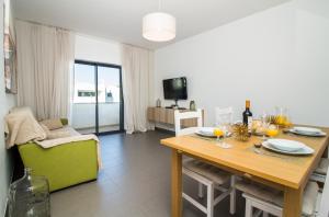 un comedor con mesa y una habitación con vistas en Lake Apartment - Pool and Sea View & Tennis Court & BBQ & A Vilita en Pêra