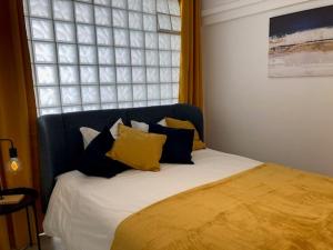 um quarto com uma cama grande e almofadas amarelas em Santa Margarita, Benidorm Levante, 1st line, Frontal Seaview, Ocean Terrace em Benidorm
