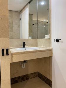 uma casa de banho com um lavatório e um espelho em Santa Margarita, Benidorm Levante, 1st line, Frontal Seaview, Ocean Terrace em Benidorm