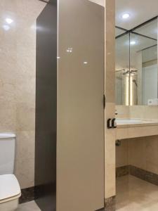 uma casa de banho com um WC, um lavatório e um espelho. em Santa Margarita, Benidorm Levante, 1st line, Frontal Seaview, Ocean Terrace em Benidorm