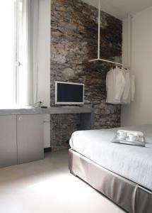 
a bathroom with a television and a bed at Hotel Marina Piccola in Manarola
