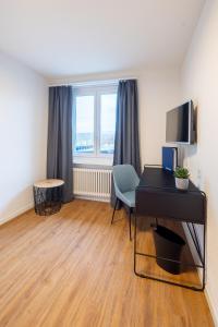Kleines Zimmer mit einem Schreibtisch und einem Fenster in der Unterkunft Gasthof zum Schützen in Aarau