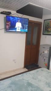 TV de pantalla plana en la pared de una habitación en Mansholl Luxurious Apartment en Freetown