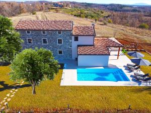 Der Swimmingpool an oder in der Nähe von Villa Marušići 2140