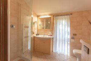 La salle de bains est pourvue d'un lavabo, de toilettes et d'une douche. dans l'établissement La Tagliolina, à Monteveglio