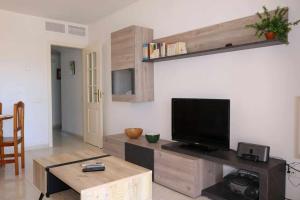 ein Wohnzimmer mit einem Flachbild-TV an der Wand in der Unterkunft 29a zafiro 1ª línea de playa in Calpe