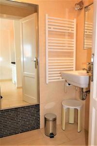 een kleine badkamer met een wastafel en een douche bij 1B Mar II 1 dormitorio con vistas al mar in Calpe