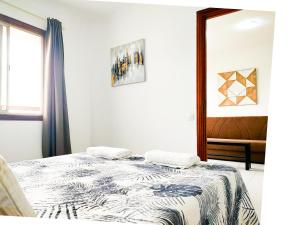 Postel nebo postele na pokoji v ubytování Wonderful beach holiday home in playa del ingles + 17 fotografií