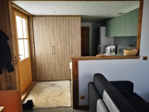 Kuchyň nebo kuchyňský kout v ubytování MyHome - Très Beau T3 refait à neuf - Tichot Val Claret