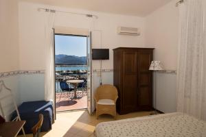 1 dormitorio con cama y vistas al agua en Hotel Sette Archi, en Bocca di Magra