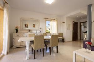 a kitchen and dining room with a table and chairs at Villa Playera in Alcudia
